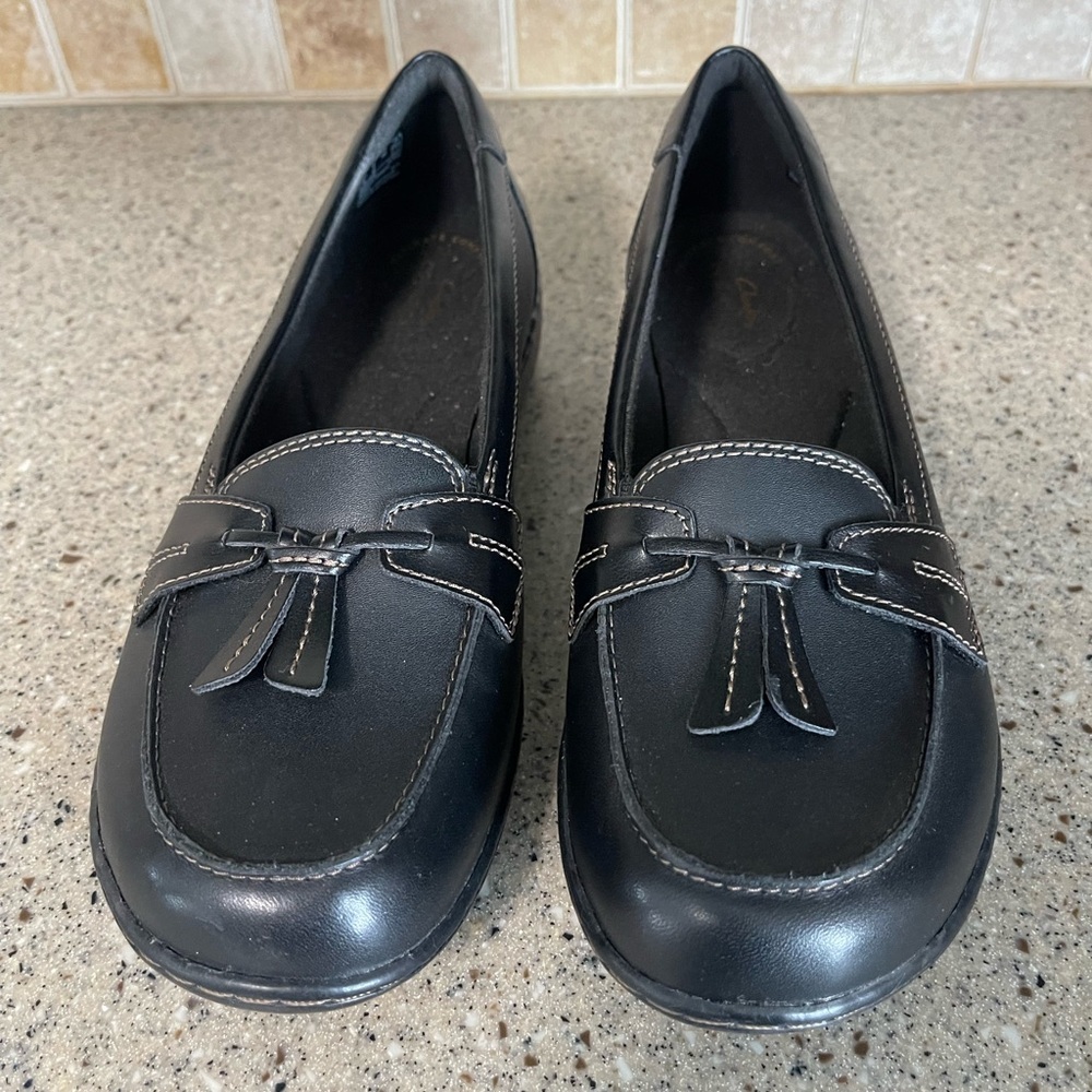 Clark’s Women’s Black Leather Loafers Size 9W Ortholite Footbed - Picture 2 of 9